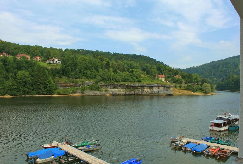Hotel Les Rives Du Doubs Les Brenets Oda fotoğraf